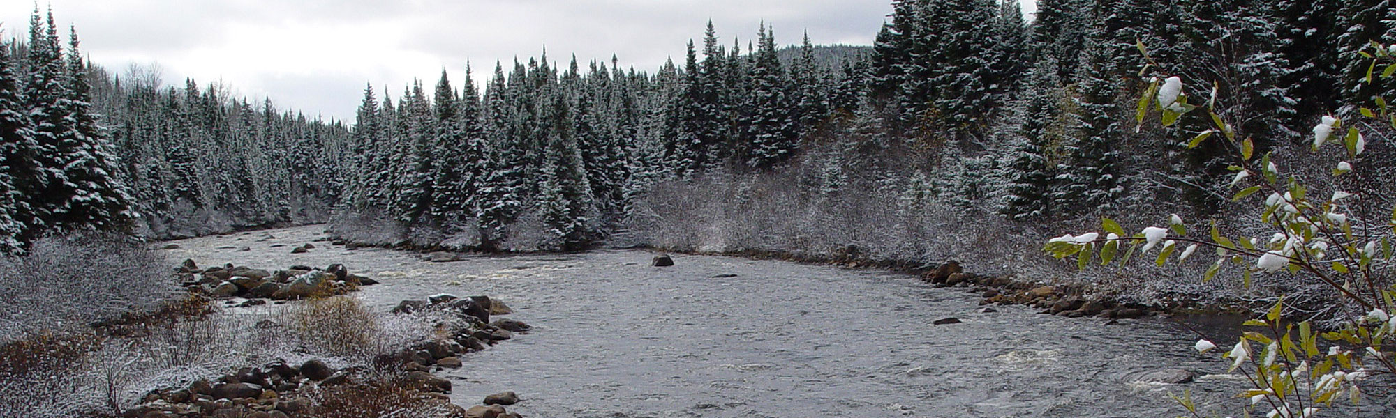 La Pourvoirie présente une offre variée d’activités accessibles à tous, tout au long de l’année. L’hiver, quel bonheur de pouvoir profiter d’accumulations de neige aussi exceptionnelles (jusqu’à 6 m) si près de Québec! Plus timide, la nature est aussi belle qu’en été. Profitez des  nombreux sentiers pour la découvrir. Et voyagez léger. La Pourvoirie a pensé à tout!