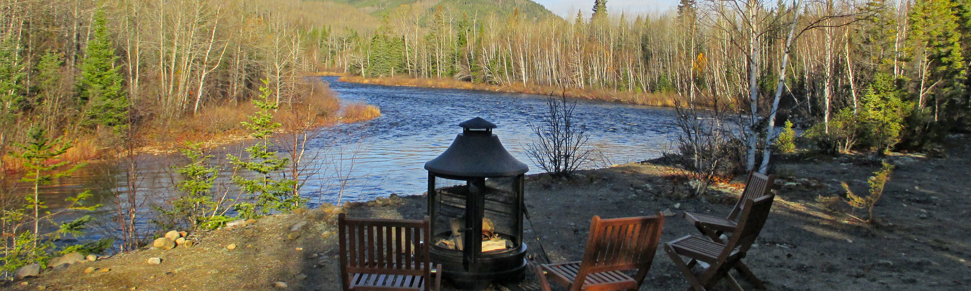 La Pourvoirie propose à ses invités une expérience inoubliable, totalement personnalisée. Que ce soit par affaires ou pour un événement privé, vous pouvez réserver le site complet, en toute intimité. Ainsi, l’Auberge du Ravage vous accueille au cœur de la pourvoirie la plus près de Québec. On s’y rend facilement en voiture. Un héliport est de plus aménagé sur le site.