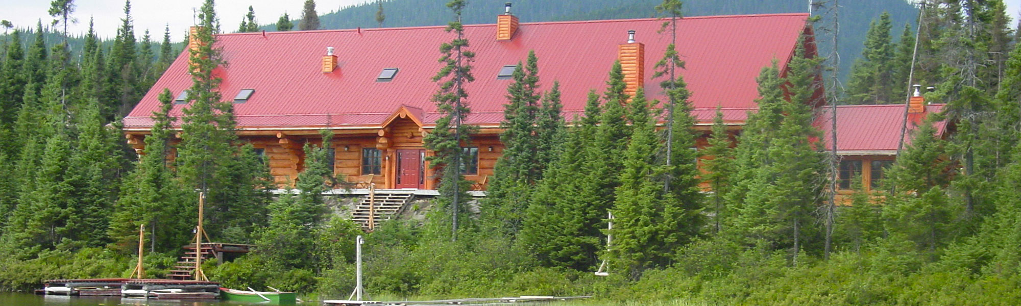 Aux abords du lac des Bouleaux, sur un site visité par les orignaux, se trouvent l’Auberge du Ravage et ses deux pavillons. Cet ensemble de bois rond au confort scandinave compte 20 chambres. Les nouveaux coureurs des bois viennent s’y détendre, respirer l’air pur et profiter d’une expérience gastronomique inspirée de la forêt boréale.
